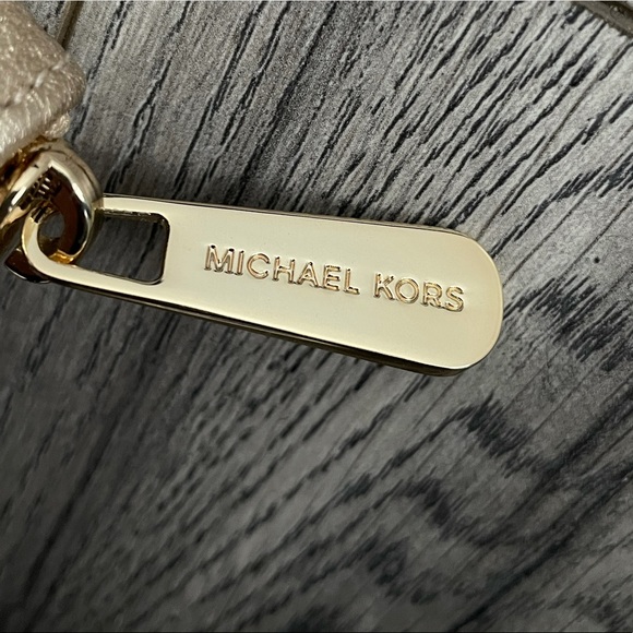 Michael Kors ✨ Leather Zip Metallic Large Wallet - Picture 3 of 8